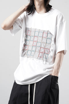 画像をギャラリービューアに読み込む, OBLADI WHITE T-SHIRT WITH GREEN-RED CRISSCROSS SQUARE STITCHES ON MESH (WHITE)