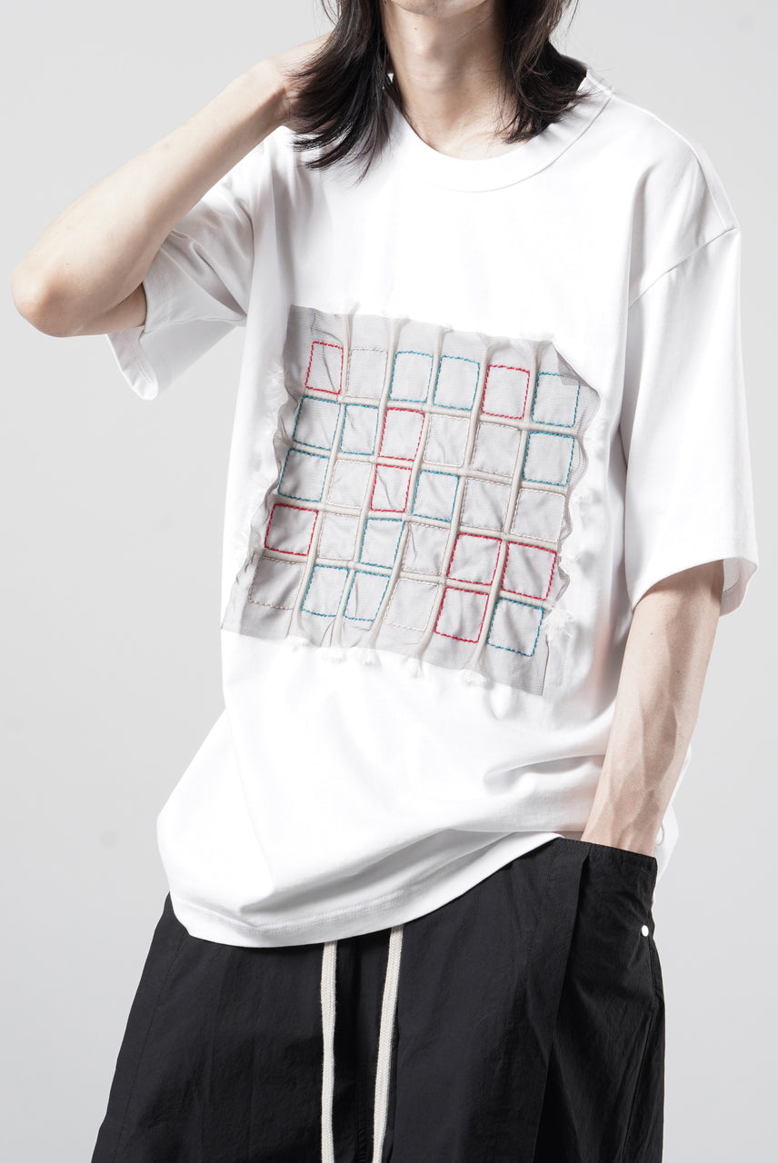 画像をギャラリービューアに読み込む, OBLADI WHITE T-SHIRT WITH GREEN-RED CRISSCROSS SQUARE STITCHES ON MESH (WHITE)