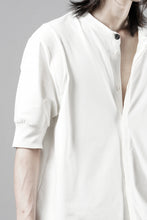 画像をギャラリービューアに読み込む, thom/krom STAND UP COLLAR T-SHIRT / STRETCH COTTON JERSEY (CREAM)