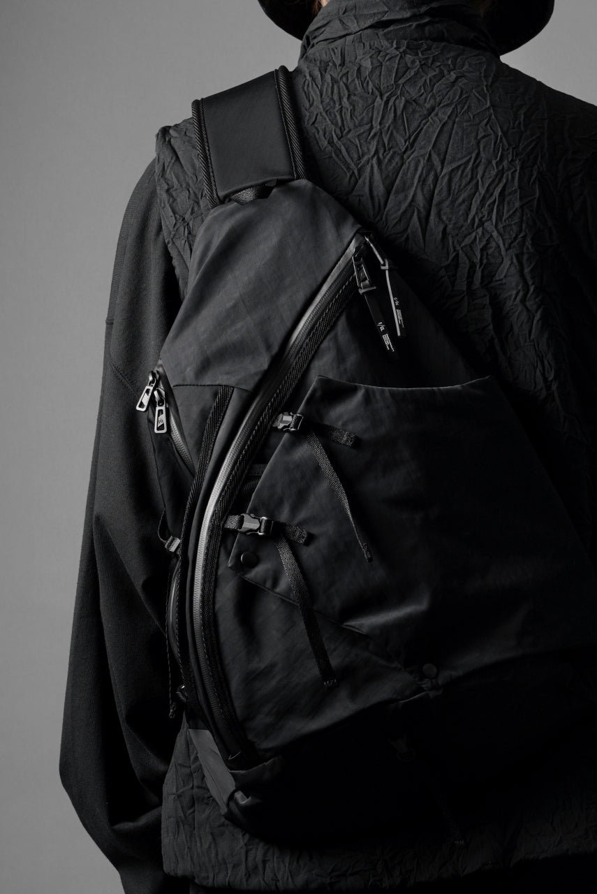 F/CE. TEXTURED TWILL 3 POINTS SLINGER BAG (BLACK)