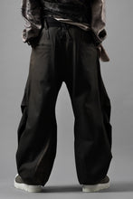 Load image into Gallery viewer, beauty : beast CROISSANT FLARE DOUBLE POCKET PANTS / PIGMENT PRINT VERSION (BROWN)