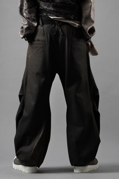 Load image into Gallery viewer, beauty : beast CROISSANT FLARE DOUBLE POCKET PANTS / PIGMENT PRINT VERSION (BROWN)