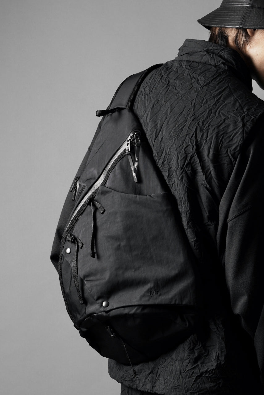 F/CE. TEXTURED TWILL 3 POINTS SLINGER BAG (BLACK)