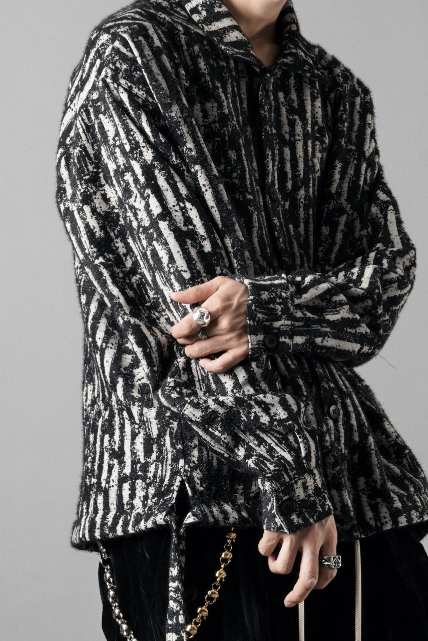 Load image into Gallery viewer, A.F ARTEFACT SNAPPED SHIRT WITH HEM BAND / JACGUARD BLURRED STRIPE (BLACK x WHITE)