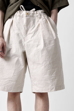 Load image into Gallery viewer, CAPERTICA 2-TUCK WIDE SHORTS / ARMY CANVAS (KINARI)