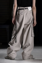 画像をギャラリービューアに読み込む, Feng Chen Wang TILTED WAISTBAND CARGO PANTS (GREY)