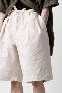Load image into Gallery viewer, CAPERTICA 2-TUCK WIDE SHORTS / ARMY CANVAS (KINARI)