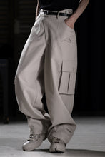 画像をギャラリービューアに読み込む, Feng Chen Wang TILTED WAISTBAND CARGO PANTS (GREY)