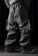 画像をギャラリービューアに読み込む, A.F ARTEFACT BLENDED SHADES DENIM CARGO TUCK WIDE PANTS (STEEL BLUE)