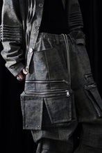 画像をギャラリービューアに読み込む, A.F ARTEFACT BLENDED SHADES DENIM CARGO TUCK WIDE PANTS (STEEL BLUE)