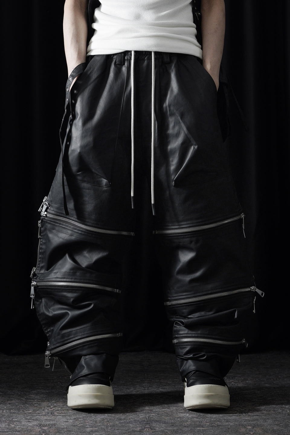 画像をギャラリービューアに読み込む, A.F ARTEFACT MATTE COATING ZIP WIDE PANTS (BLACK)