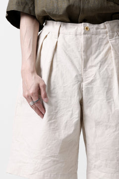 Load image into Gallery viewer, CAPERTICA 2-TUCK WIDE SHORTS / ARMY CANVAS (KINARI)