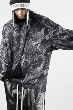 Load image into Gallery viewer, MASTERMIND WORLD OG FOREST CAMO LS TEE (MONOCHROME FOREST CAMO)