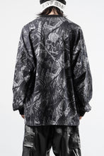 Load image into Gallery viewer, MASTERMIND WORLD OG FOREST CAMO LS TEE (MONOCHROME FOREST CAMO)
