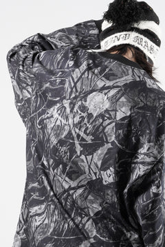 Load image into Gallery viewer, MASTERMIND WORLD OG FOREST CAMO LS TEE (MONOCHROME FOREST CAMO)