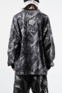 Load image into Gallery viewer, MASTERMIND WORLD OG FOREST CAMO LS TEE (MONOCHROME FOREST CAMO)
