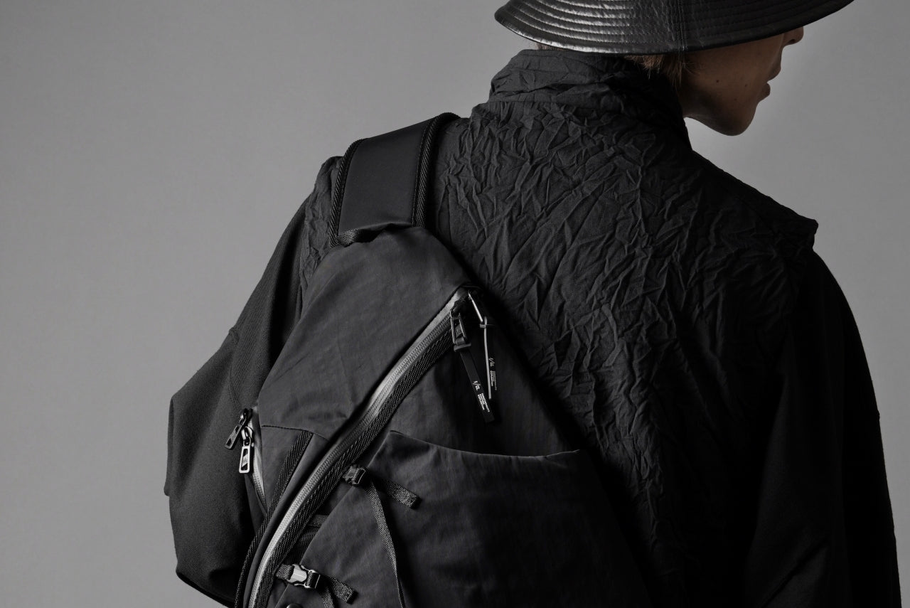 F/CE. TEXTURED TWILL 3 POINTS SLINGER BAG (BLACK)