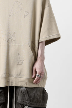 Load image into Gallery viewer, A.F ARTEFACT PYRA PATTERN PRINT SWEAT HOODIE SHORT SLEEVE (BEIGE)
