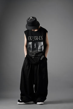 Load image into Gallery viewer, beauty : beast ESSENTIAL GRAPHIC LINE SLEEVELESS TEE (ELYSIAN / BLACK)