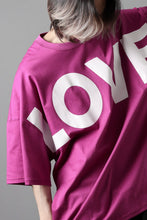 Load image into Gallery viewer, KATHARINE HAMNETT OVER SIZED TEE / LOVE (PINK)