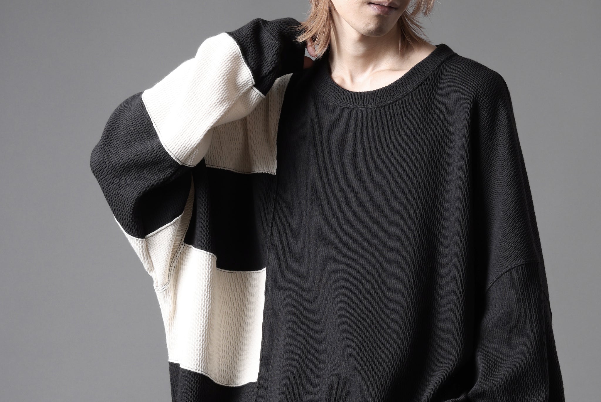 A.F ARTEFACT THERMAL SWITCHING TOP (BLACK x IVORY)