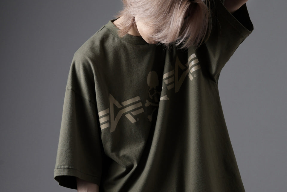 Load image into Gallery viewer, MASTERMIND WORLD x ALPHA INDUSTRIES CIGER POCKET TEE (OLIVE)