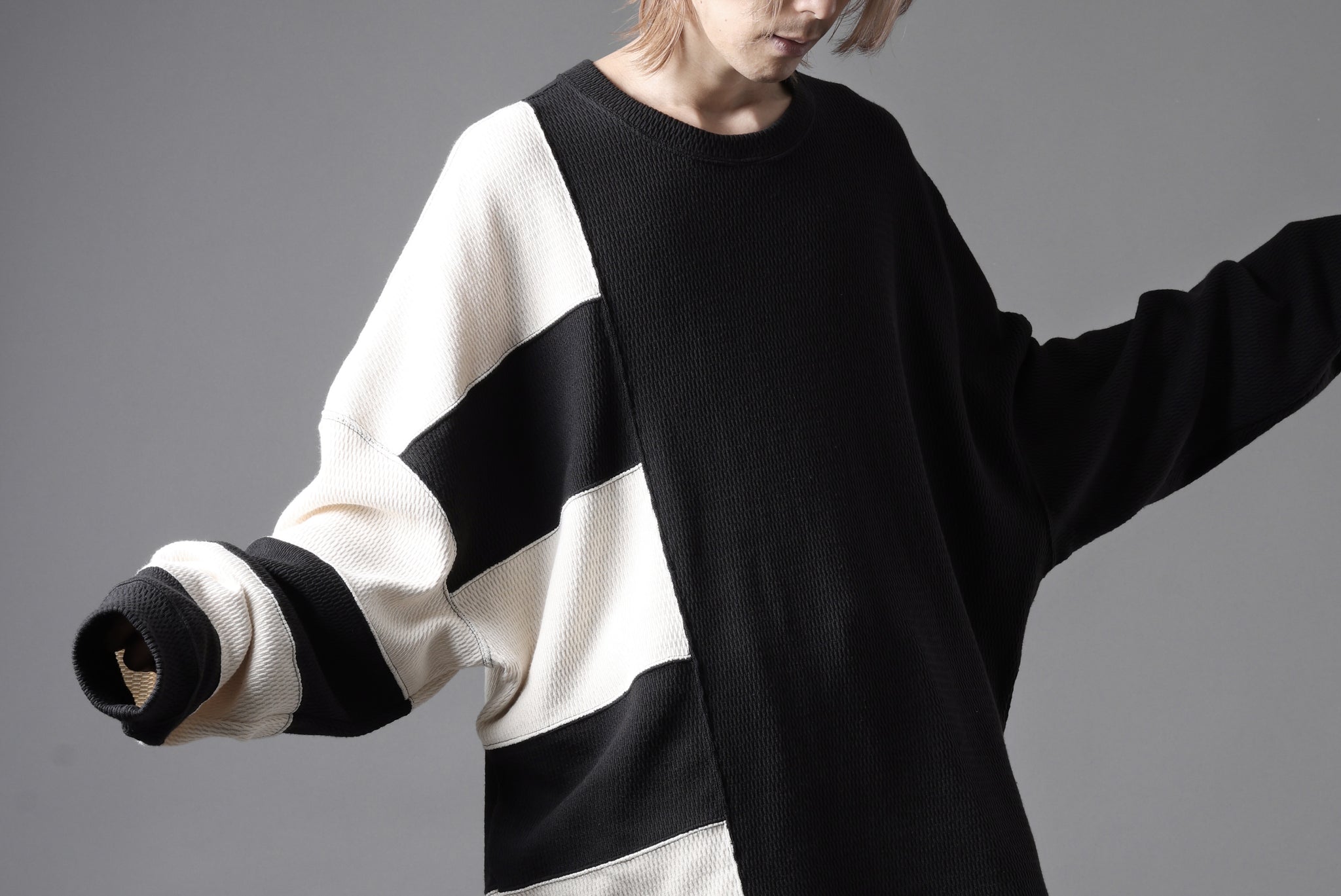 A.F ARTEFACT THERMAL SWITCHING TOP (BLACK x IVORY)