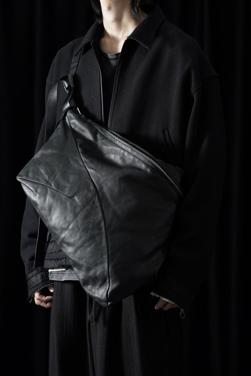 Load image into Gallery viewer, werkschwarz exclusive SHOULDER BAG 21p / PULL UP COW LEATHER (BLACK)