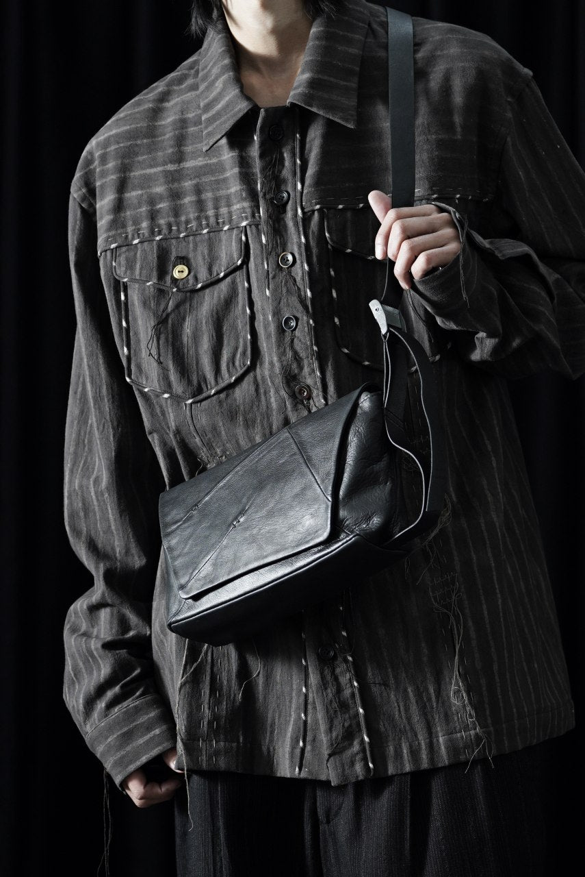 Load image into Gallery viewer, werkschwarz exclusive FLAP BAG 43w / PULL UP COW LEATHER (BLACK)