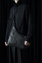 Load image into Gallery viewer, werkschwarz exclusive CROSS BAG 42w / PULL UP COW LEATHER (BLACK)