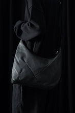 Load image into Gallery viewer, werkschwarz exclusive CROSS BAG 42w / PULL UP COW LEATHER (BLACK)