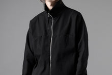 画像をギャラリービューアに読み込む, m.a+ zipped tall collar shirt jacket / H252DZ/CCE (BLACK)