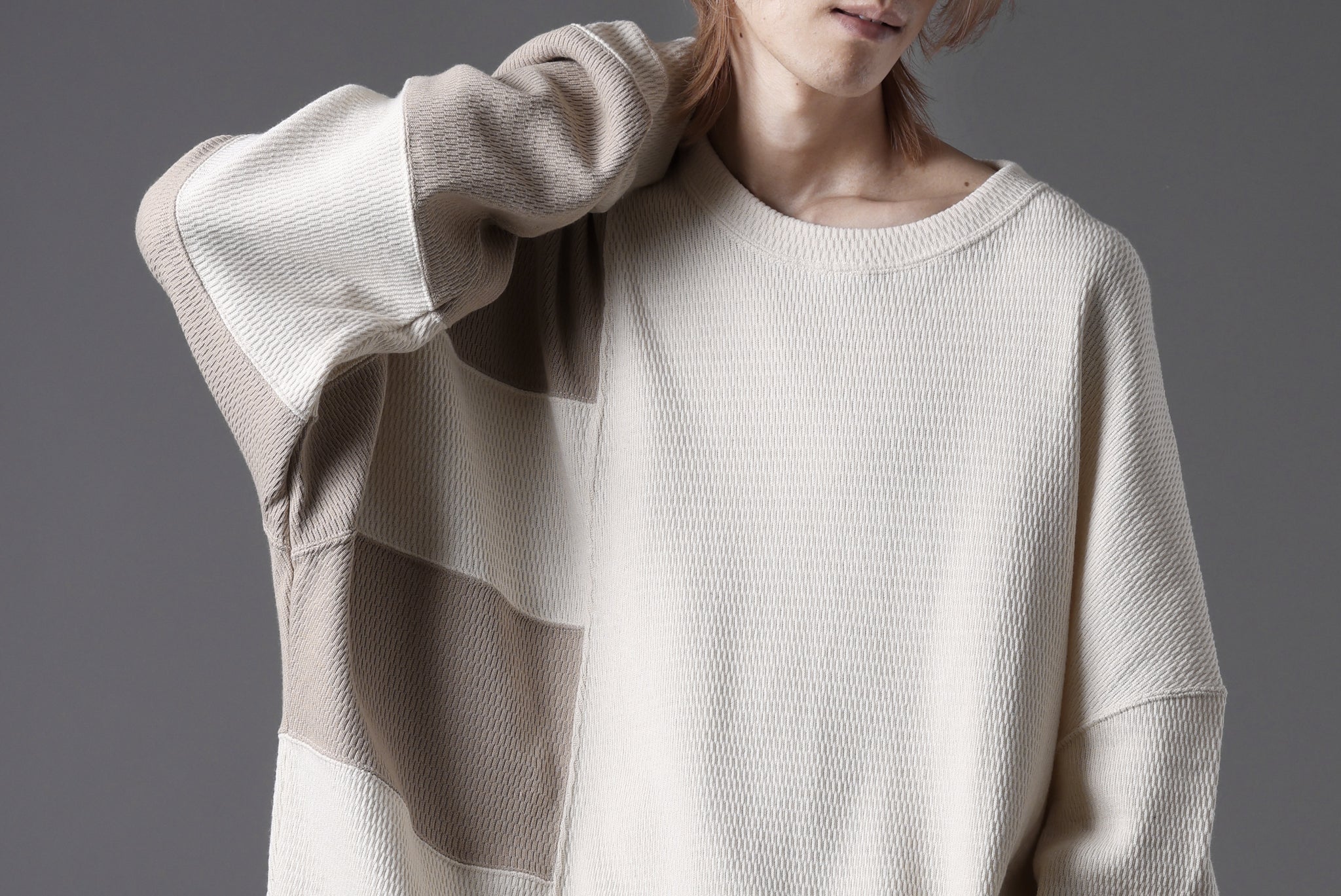 A.F ARTEFACT THERMAL SWITCHING TOP (IVORY x BEIGE)