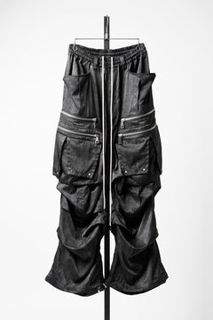 Load image into Gallery viewer, A.F ARTEFACT ABSTRACT CARGO TUCK WIDE PANTS / UNEVEN TEXTURE (BLACK)