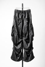 Load image into Gallery viewer, A.F ARTEFACT ABSTRACT CARGO TUCK WIDE PANTS / UNEVEN TEXTURE (BLACK)
