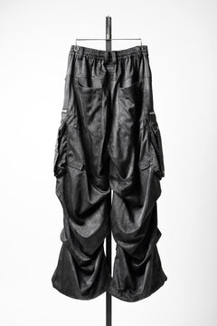 Load image into Gallery viewer, A.F ARTEFACT ABSTRACT CARGO TUCK WIDE PANTS / UNEVEN TEXTURE (BLACK)