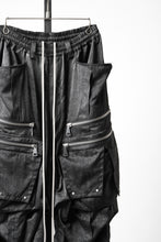 Load image into Gallery viewer, A.F ARTEFACT ABSTRACT CARGO TUCK WIDE PANTS / UNEVEN TEXTURE (BLACK)