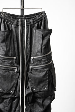 Load image into Gallery viewer, A.F ARTEFACT ABSTRACT CARGO TUCK WIDE PANTS / UNEVEN TEXTURE (BLACK)