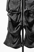 Load image into Gallery viewer, A.F ARTEFACT ABSTRACT CARGO TUCK WIDE PANTS / UNEVEN TEXTURE (BLACK)
