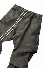 Load image into Gallery viewer, A.F ARTEFACT TUCKED DRAPE PANTS / BLENDED SHADES DENIM (YELLOW)