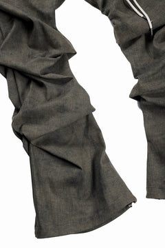Load image into Gallery viewer, A.F ARTEFACT TUCKED DRAPE PANTS / BLENDED SHADES DENIM (YELLOW)