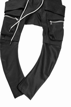 Load image into Gallery viewer, A.F ARTEFACT FLAP-DETAIL SLIM CARGO PANTS / HI-STRETCH DENIM (BLACK)