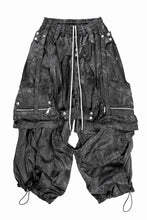 Load image into Gallery viewer, A.F ARTEFACT PARACHUTE WIDE CARGO PANTS / UNEVEN TEXTURE (BLACK)