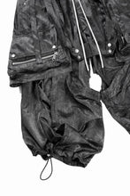 Load image into Gallery viewer, A.F ARTEFACT PARACHUTE WIDE CARGO PANTS / UNEVEN TEXTURE (BLACK)