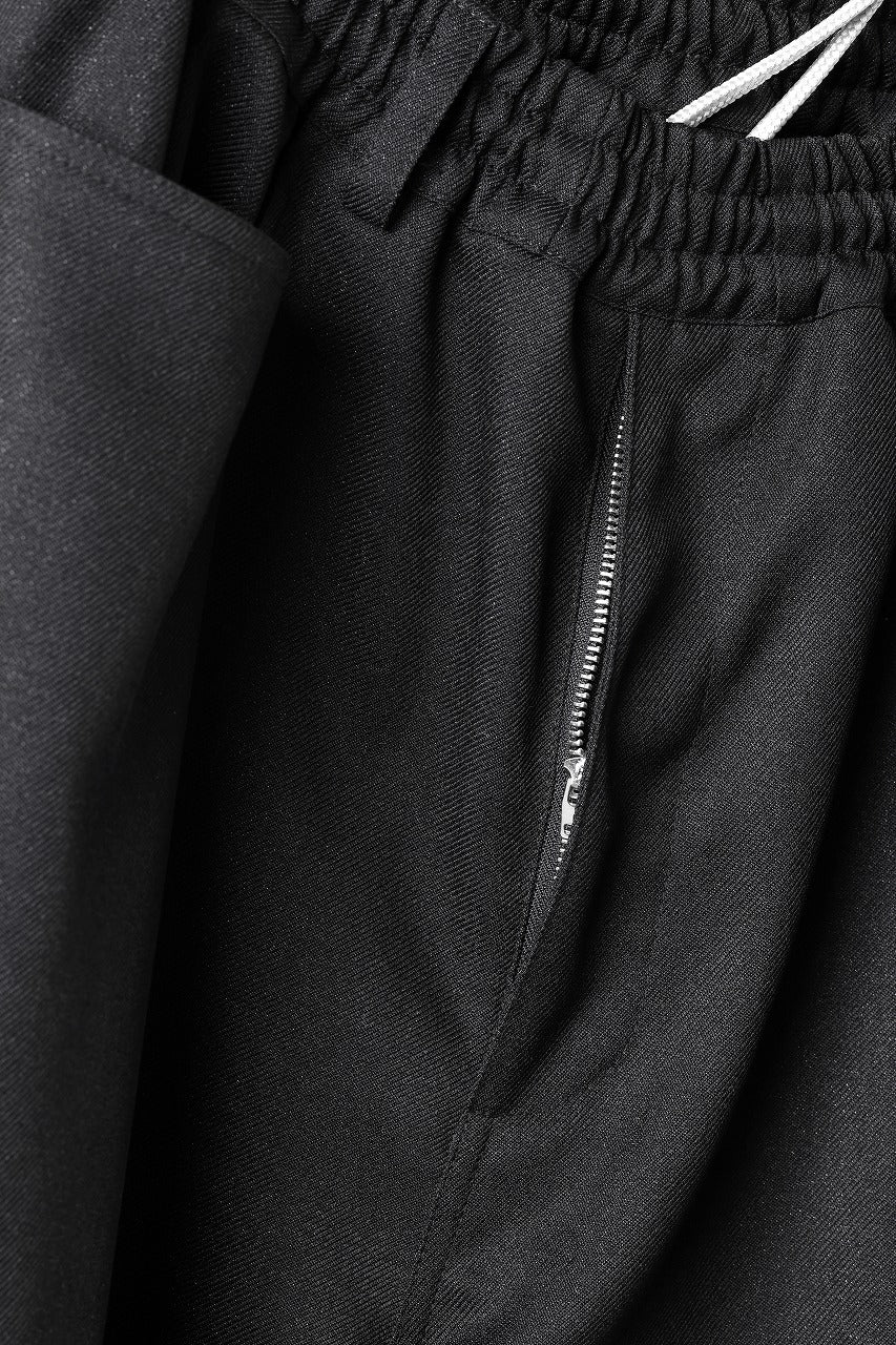 A.F ARTEFACT KNOTTING DETAIL TWILL VOLUME PANTS (BLACK)