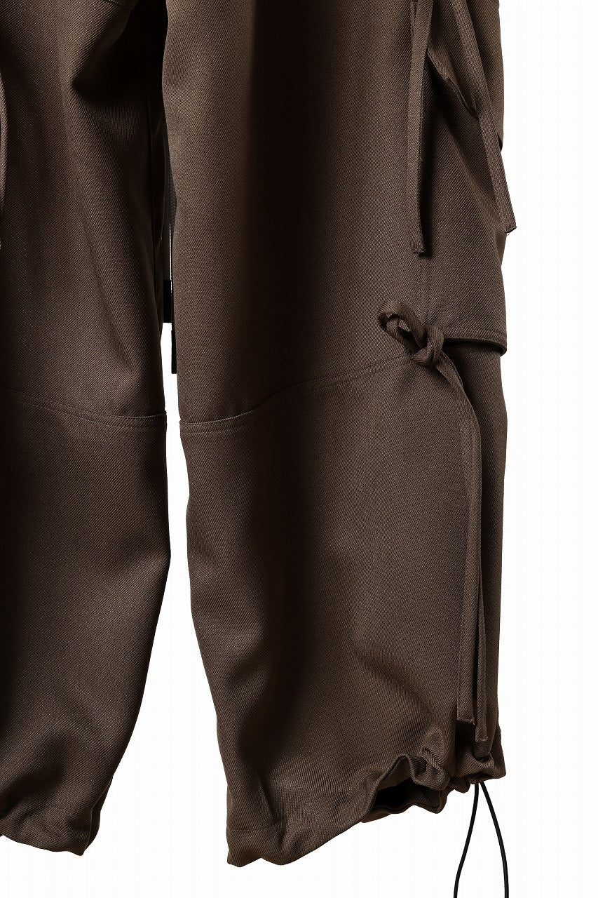 A.F ARTEFACT KNOTTING DETAIL TWILL VOLUME PANTS (BROWN)