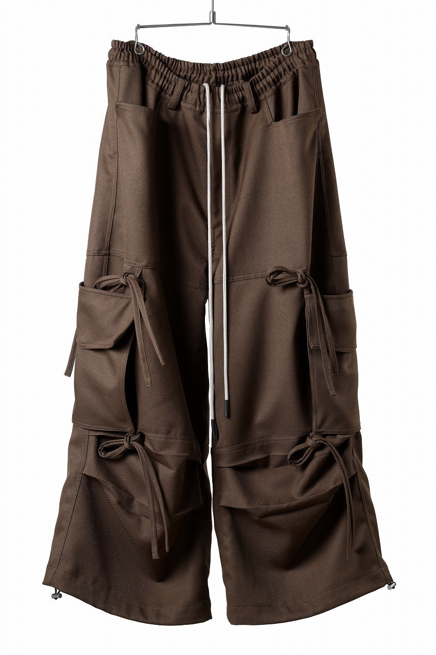 A.F ARTEFACT KNOTTING DETAIL TWILL VOLUME PANTS (BROWN)