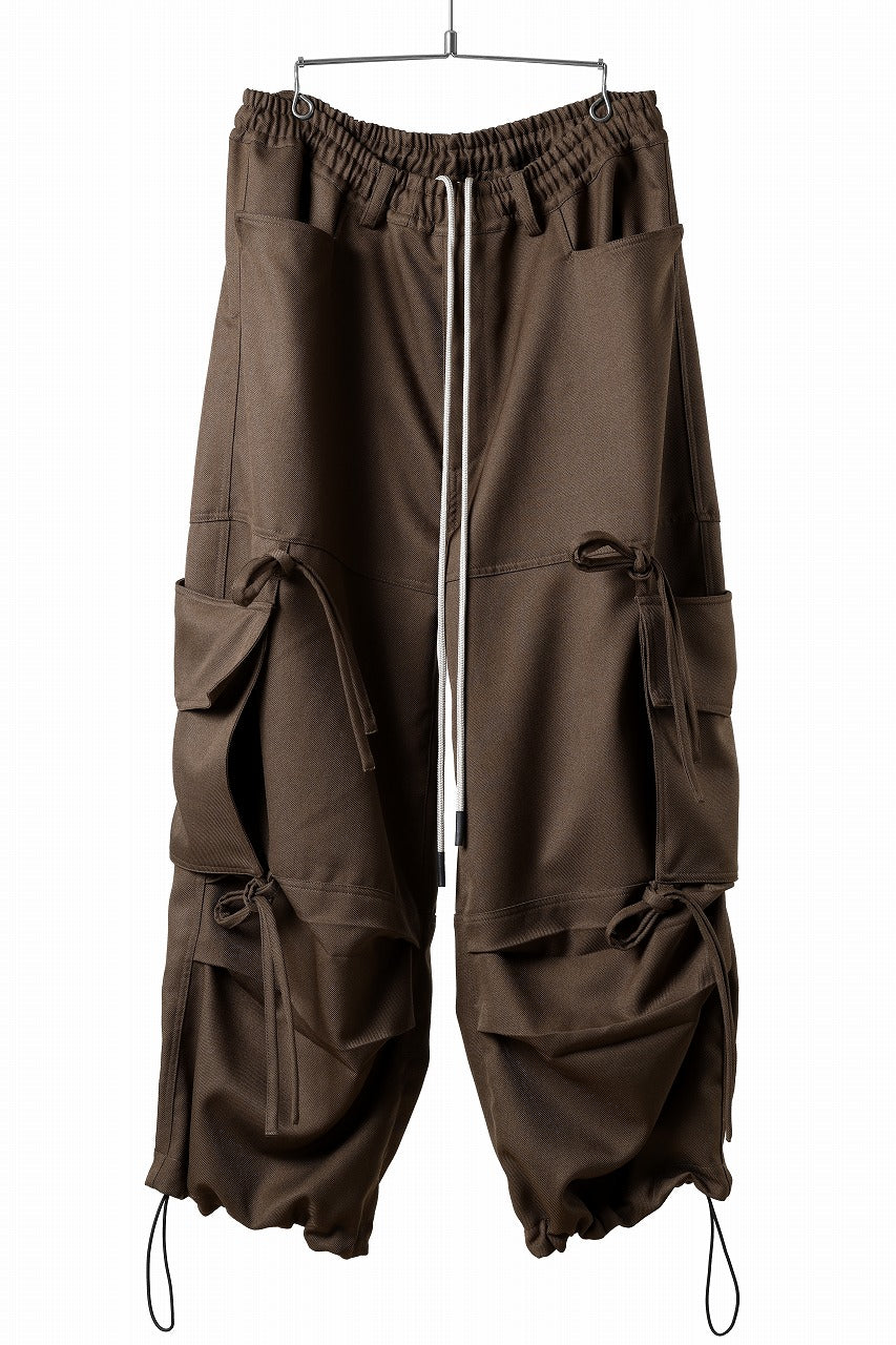 A.F ARTEFACT KNOTTING DETAIL TWILL VOLUME PANTS (BROWN)