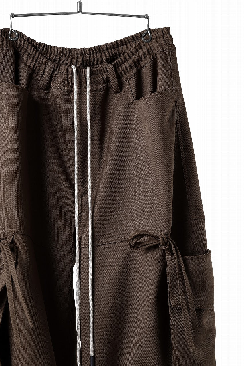 A.F ARTEFACT KNOTTING DETAIL TWILL VOLUME PANTS (BROWN)