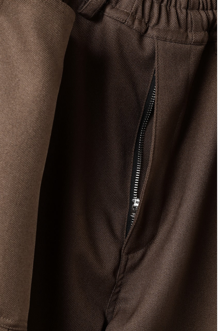 A.F ARTEFACT KNOTTING DETAIL TWILL VOLUME PANTS (BROWN)